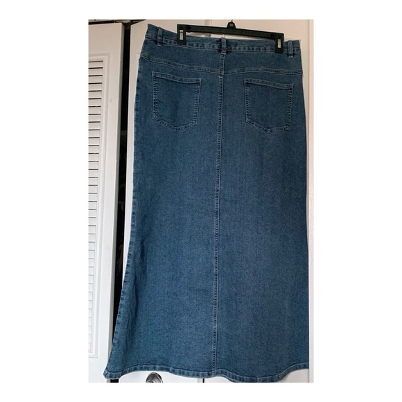 Cute and stylish denim skirt with embroidery - Picture 2 of 2